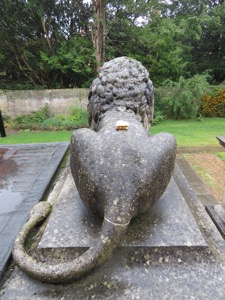 Potato crisp sandwich on the back of a lion statue