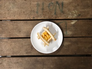 Lattice arrangement of crusts and crinkle-cut crisps