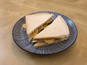 Crinkle-cut crisps in diagonally-cut white bread