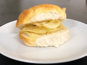 Cheese-topped roll containing potato crisps