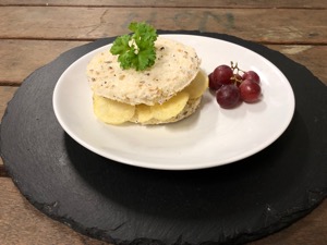 Multigrain crisp sandwich with garnish and grapes