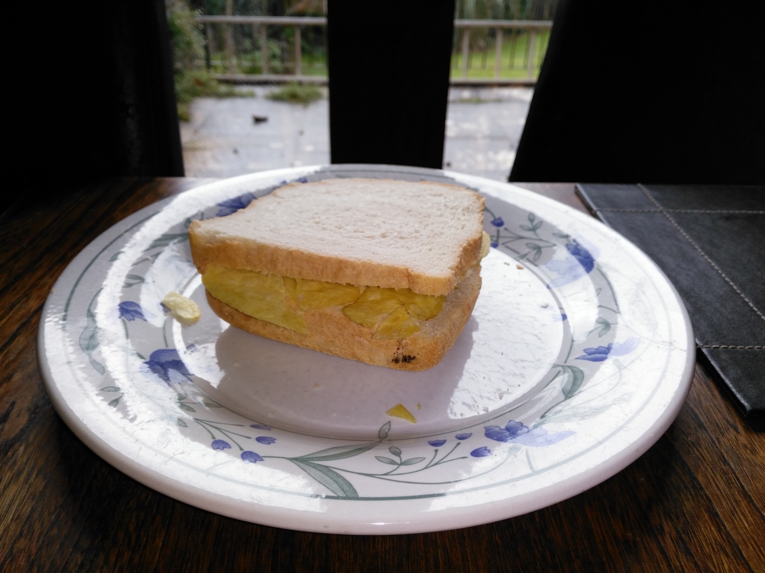 White crisp sandwich with crust base