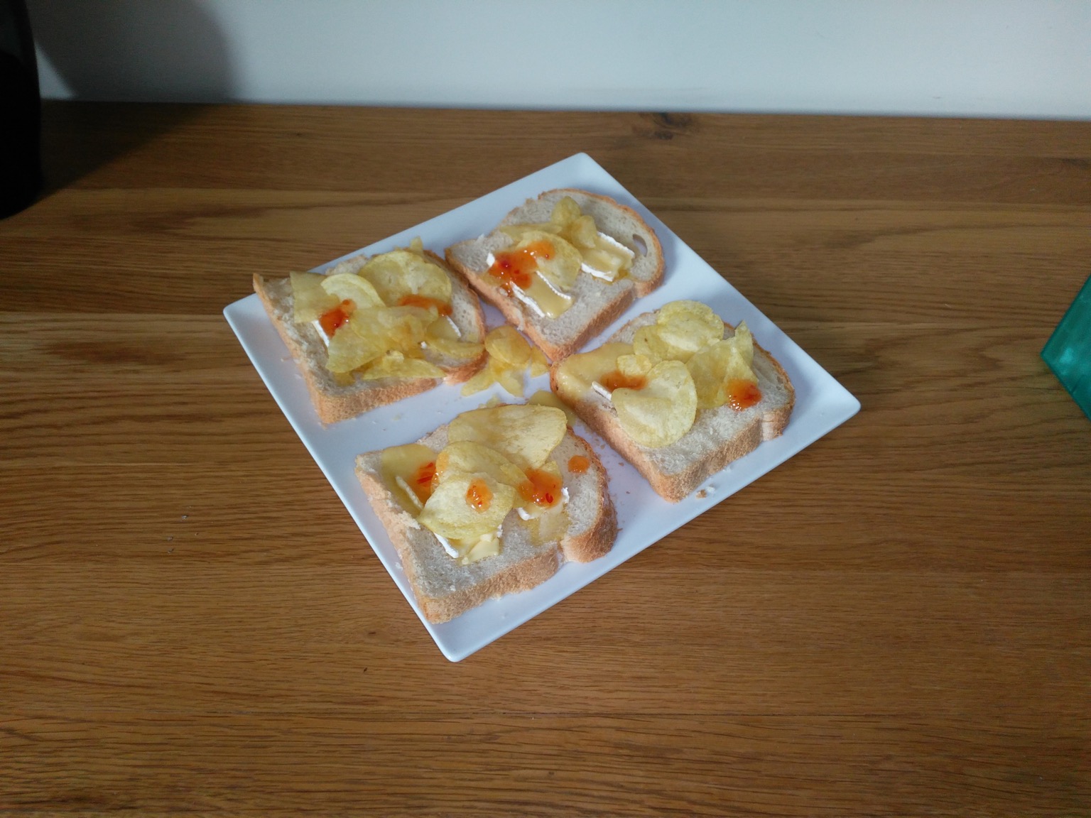 Crisps with brie and chili sauce on white bread
