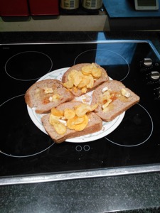 Crisps with brie and chili sauce on brown bread