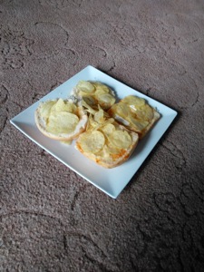 Open rolls with crisps, cheese and chili sauce