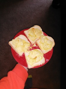 Crisps, brie and chili sauce on sliced white bread