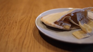 Panning across to a Quavers-filled pitta bread