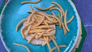 Rotating bagel base covered with French Fries snacks