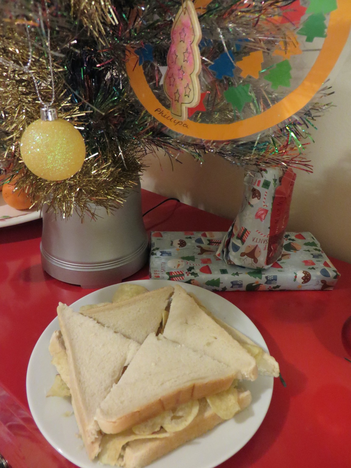 Quartered crisp sandwich with Christmas tree and gifts